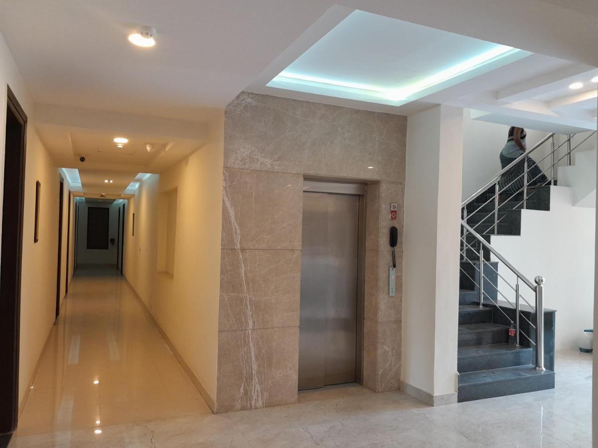 גורגאון Hotel The Luxem - Behind Ibis Hotel Gurugram מראה חיצוני תמונה