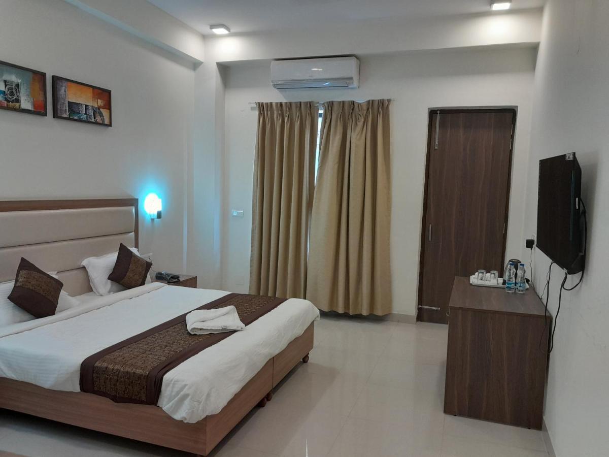 גורגאון Hotel The Luxem - Behind Ibis Hotel Gurugram מראה חיצוני תמונה