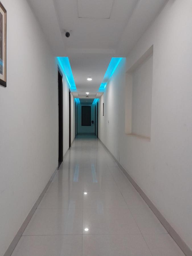 גורגאון Hotel The Luxem - Behind Ibis Hotel Gurugram מראה חיצוני תמונה