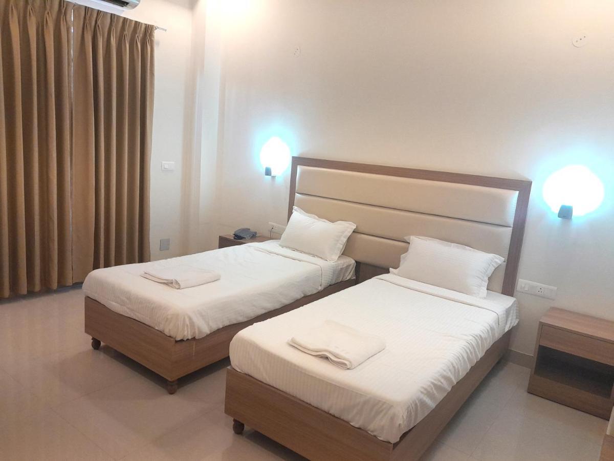 גורגאון Hotel The Luxem - Behind Ibis Hotel Gurugram מראה חיצוני תמונה