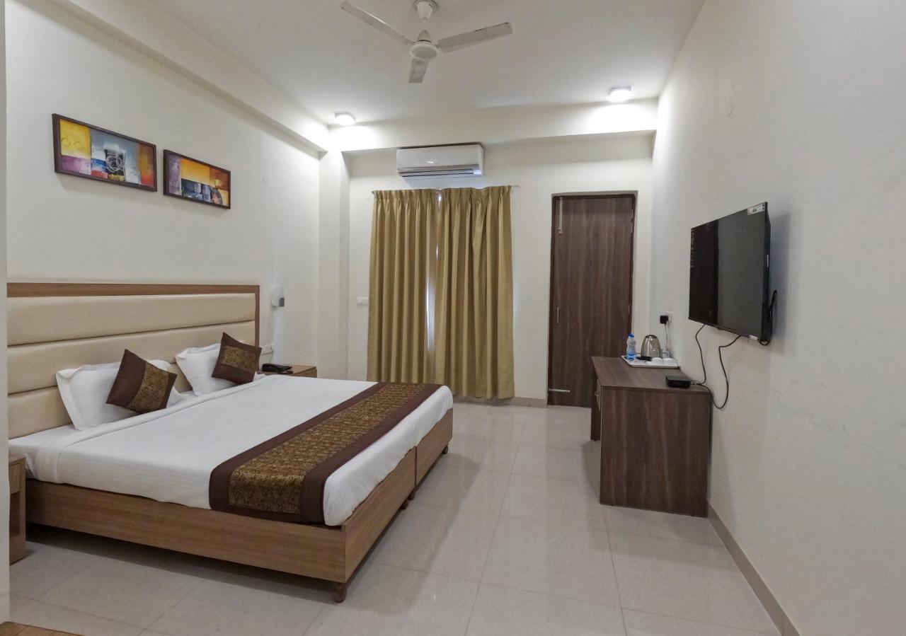 גורגאון Hotel The Luxem - Behind Ibis Hotel Gurugram מראה חיצוני תמונה
