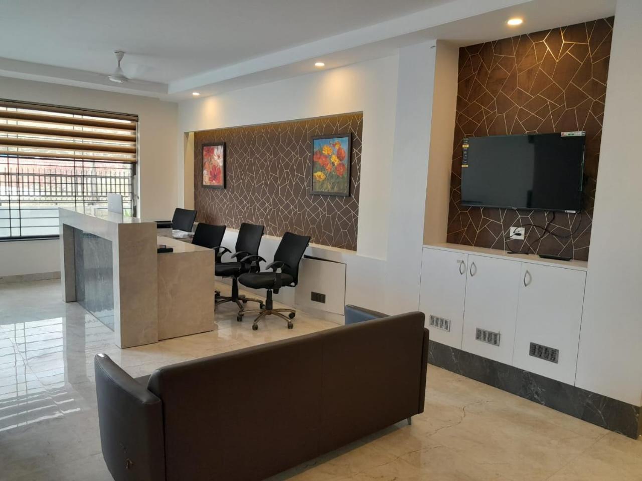 גורגאון Hotel The Luxem - Behind Ibis Hotel Gurugram מראה חיצוני תמונה